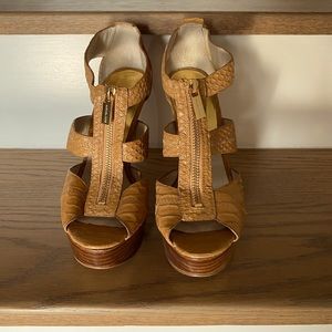 Michael Kors tan coloured heels in size 7
